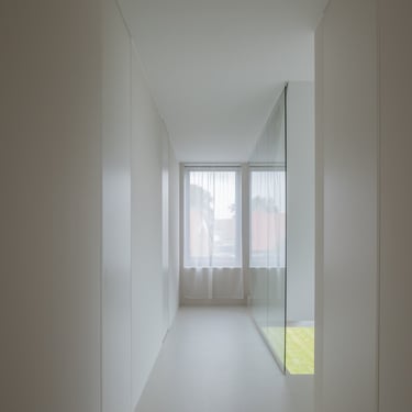 Schilderwerken deuren, muren en plafonds en vloer bekleed in Microtopping door Joca interior