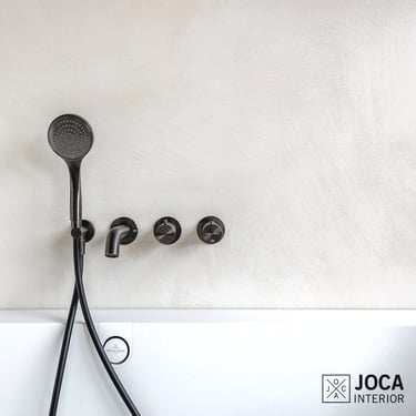 Badkamer muur bekleed in Microtopping door Joca Interior