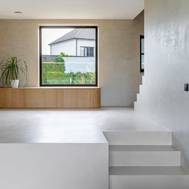 Leefruimte muren, vloer en trappen bekleed in Microtopping door Joca Interior