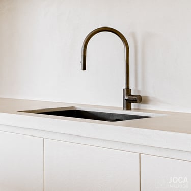Keuken schrijnwerkerij bekleed in Microtopping door Joca Interior