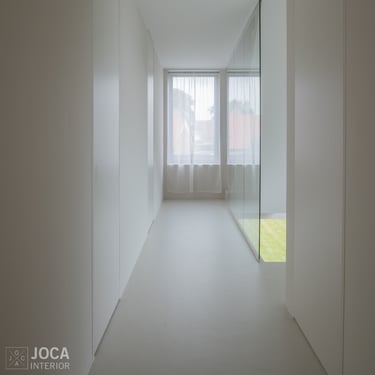 Schilderwerken deuren, muren en plafonds en vloer bekleed in Microtopping door Joca interior
