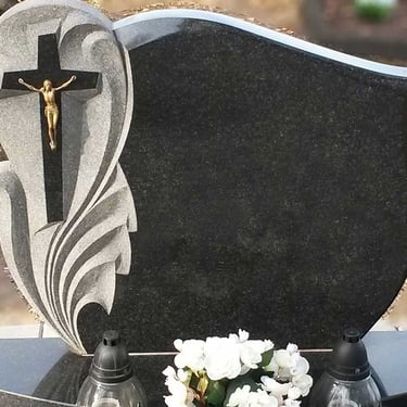 Juodos spalvos kareliško akmens vienos dalies paminklas