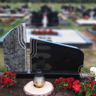 juodods spalvos paminklas su stilizuotu mėlyno Aurora akmens deriniu