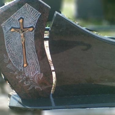 juodos spalvos kareliško akmens paminklas su rudo akmens deriniu