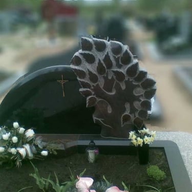 juodos spalvos paminklas su rudos spalvos akmeniniu medžiu