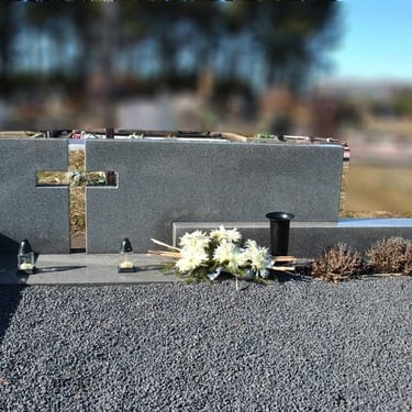 pilkos spalvos stačiakampis modernaus stiliaus paminklas