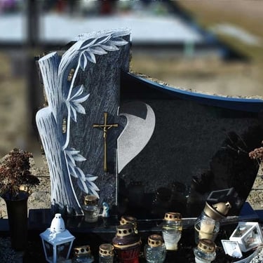 juodods spalvos paminklas su stilizuotu mėlyno Aurora akmens deriniu