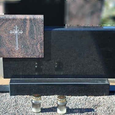 juodos spalvos kareliško akmens modernaus stiliaus paminklas su rudo akmens deriniu