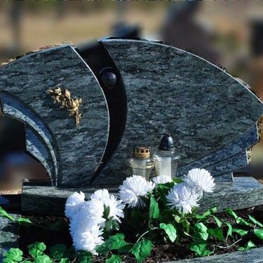 žalios spalvos paminklas su rutuliu