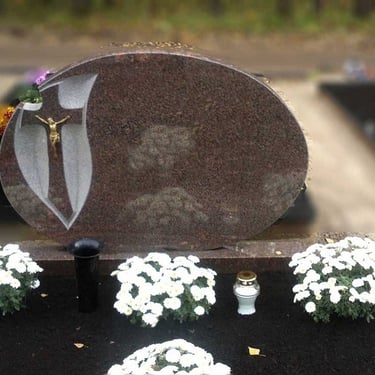 Rudos spalvos Aurora akmens vienos dalies paminklas