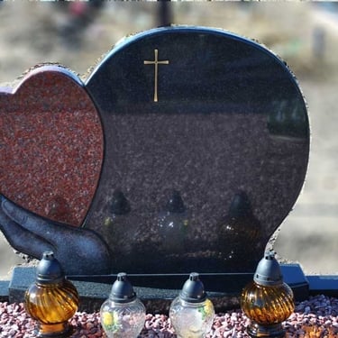 juodos spalvos kareliško akmens paminklas su rudo akmens deriniu