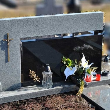 juodos spalvos modernaus stiliaus stačiakampės formos paminklas su pilko akmens deriniu