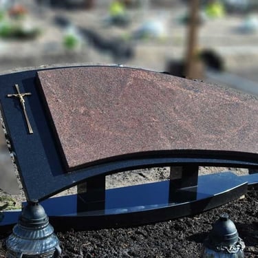 juodos spalvos kareliško akmens modernus paminklas su rudo akmens deriniu