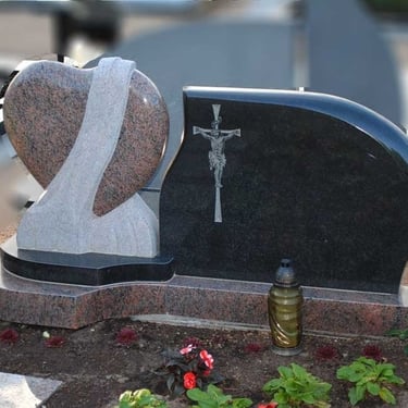 juodos spalvos kareliško akmens paminklas su rudo akmens deriniu