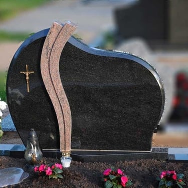 juodos spalvos kareliško akmens paminklas su rudo akmens deriniu