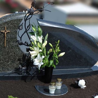 dviejų dalių paminklas su metaline dekoracija