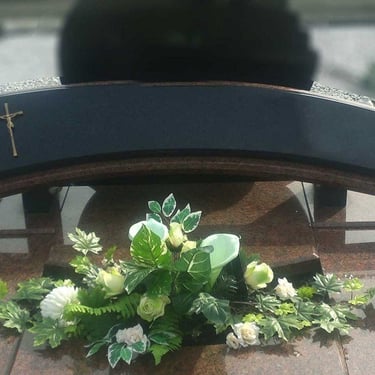 juodo ir rudo akmens modernaus stiliaus paminklas