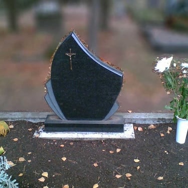 Juodos spalvos kareliško akmens vienos dalies paminklas