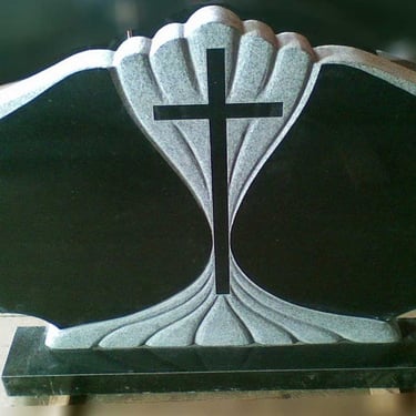 Juodos spalvos kareliško akmens vienos dalies paminklas