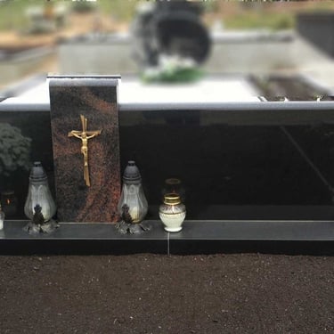 juodos spalvos kareliško akmens modernaus stiliaus paminklas su rudo akmens deriniu