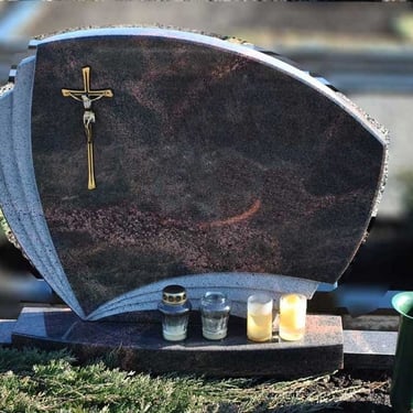 Rudos spalvos Aurora akmens vienos dalies paminklas