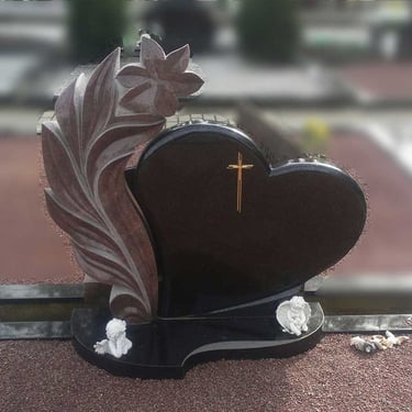 juodos spalvos kareliško akmens širdies formos paminklas su rudo akmens deriniu