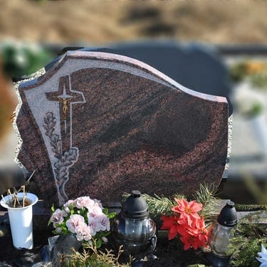 Rudos spalvos Aurora akmens vienos dalies paminklas