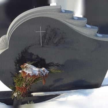 Juodos spalvos kareliško akmens vienos dalies paminklas