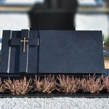 juodos spalvos stačiakampės formos modernus paminklas su kryžiumi