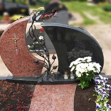 rudos ir juodos spalvos paminklas su metaline mediošaka