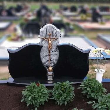 švediško akmens paminklas su pilkos spalvos stulpeliu