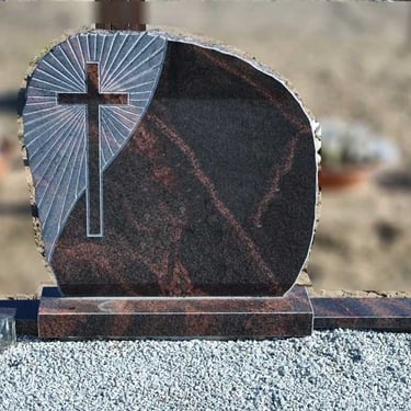 Rudos spalvos Aurora akmens vienos dalies paminklas