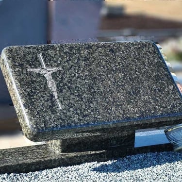 žalios spalvos stačiakampės formos modernus paminklas