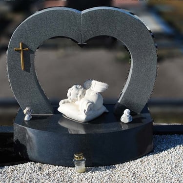 širdies formos paminklas su angelu