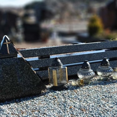 žalios spalvos piramidės formos paminklas