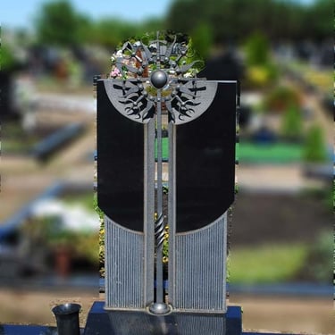 švediško akmens paminklas su metaliniu kryžiumi