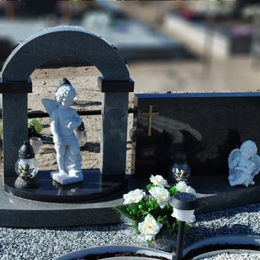 pilkos ir juodos spalvos paminklas su angelu