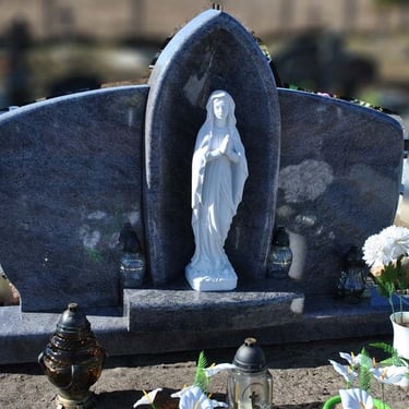 mėlynos spalvos paminklas su marija