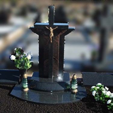 juodos ir rudos spalvos akmens paminklas su akmeniniu kryžiumi