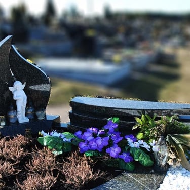 juodos spalvos modernus paminklas su angelu