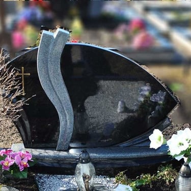 Juodos spalvos kareliško akmens vienos dalies paminklas