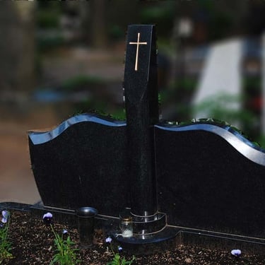 trijų dalių juodos spalvos paminklas