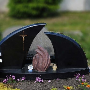 juodos spalvos paminklas su rudos spalvos ugnimi