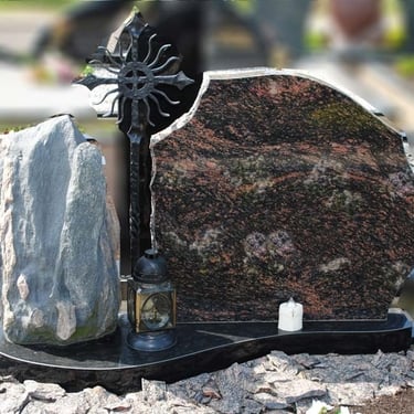 rudos spalvos paminklas su naturalaus akmens deriniu ir metaliniu kryžiumi