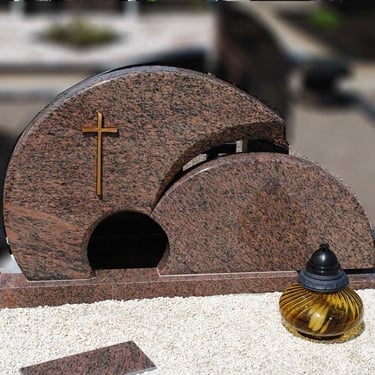 rudos spalvos apvalių formų paminklas