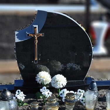 Juodas švediško akmens paminklas su kryžiumi