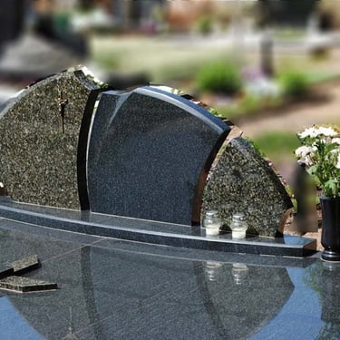 juodos ir žalios spalvos akmens paminklas