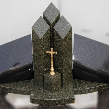 juodos ir žalios spalvos akmens paminklas