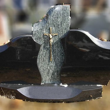 trijų dalių paminklas su žaliu akmeniu