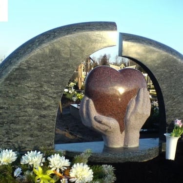 trijų dalių paminklas su rankomis ir širdimi